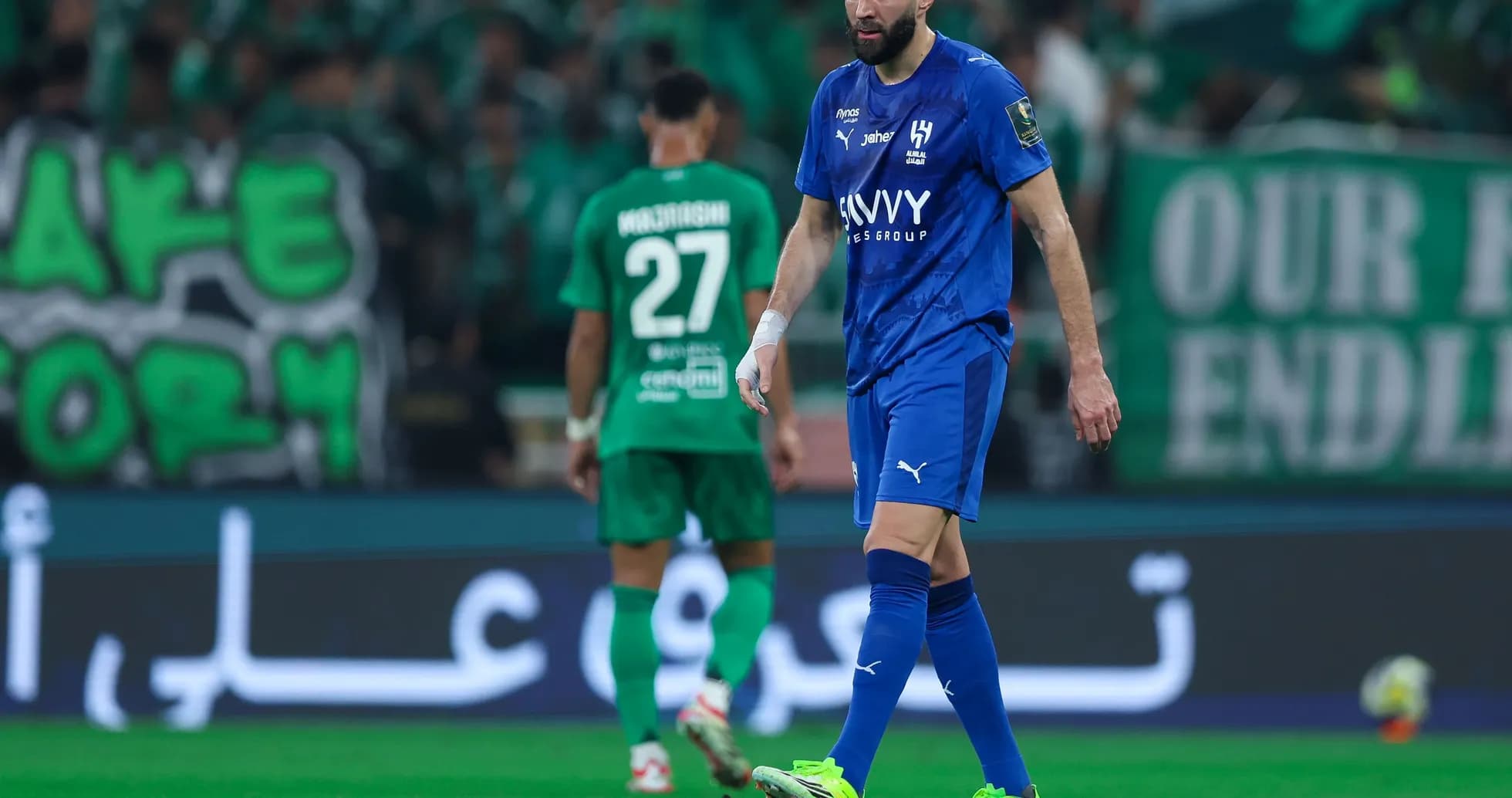 Jugador de fútbol en uniforme azul durante partido Jugador de fútbol en uniforme azul durante partido
