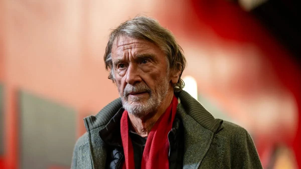 Hombre mayor con bufanda roja en un entorno urbano Hombre mayor con bufanda roja en un entorno urbano