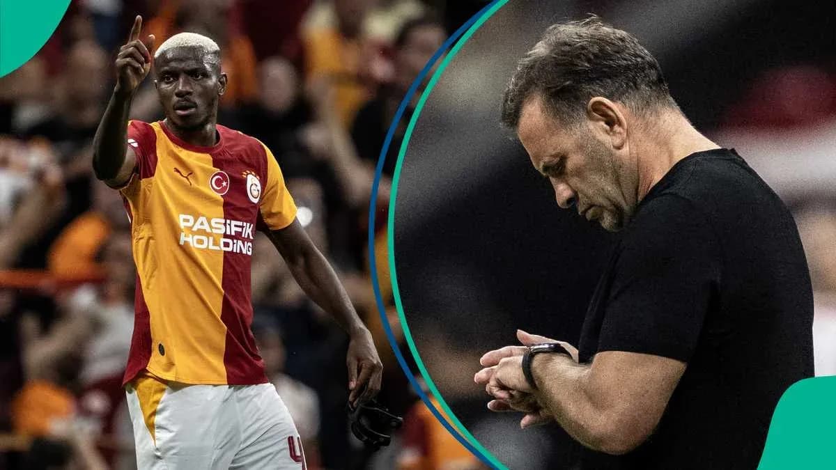 Jugador de Galatasaray señalando, entrenador mirando reloj Jugador de Galatasaray señalando, entrenador mirando reloj