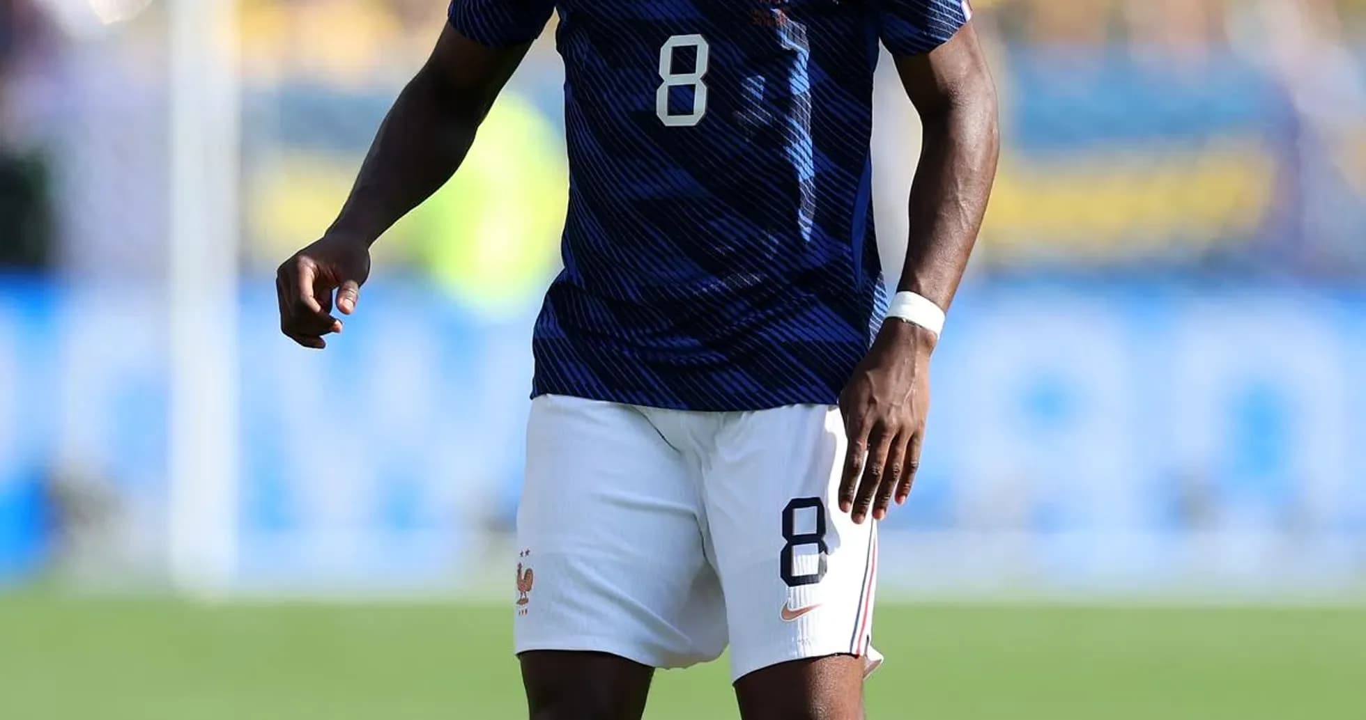 Jugador de Francia con balón en el campo de fútbol Jugador de Francia con balón en el campo de fútbol