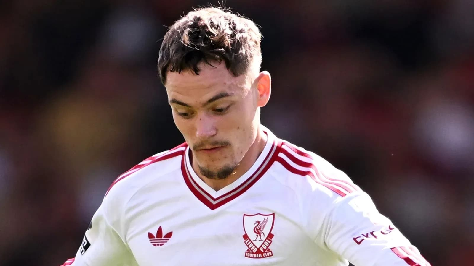 Jugador de Liverpool con camiseta blanca durante el partido Jugador de Liverpool con camiseta blanca durante el partido