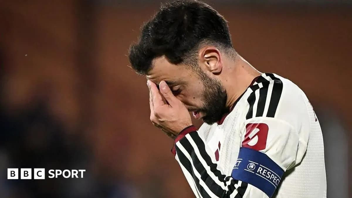 Jugador con la mano en la cara tras partido Jugador con la mano en la cara tras partido