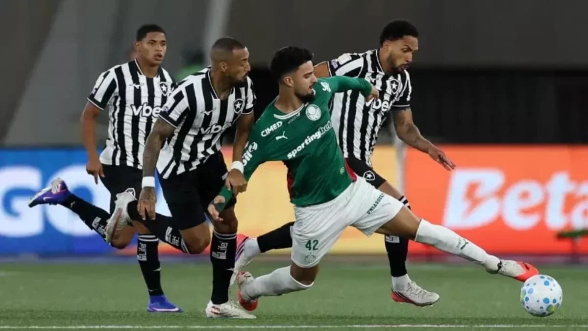 Jugadores de Botafogo y Palmeiras en acción Jugadores de Botafogo y Palmeiras en acción