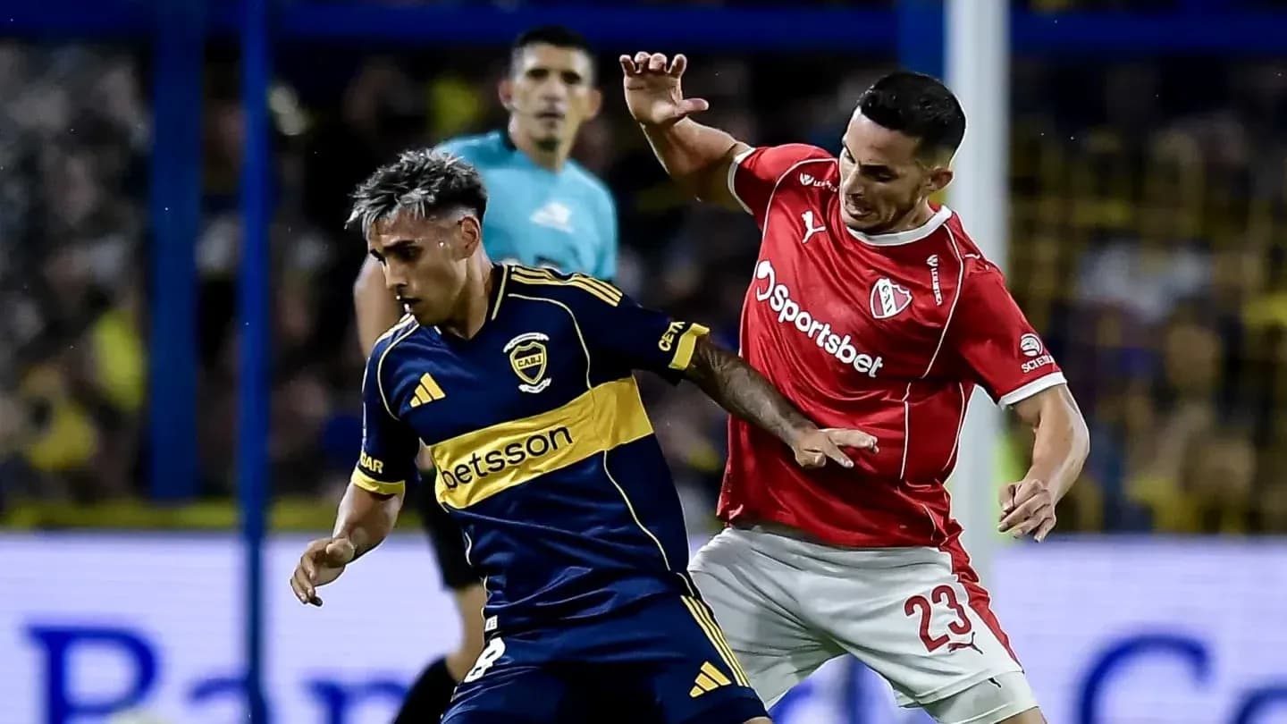 Jugadores de Independiente y Boca Juniors en acción Jugadores de Independiente y Boca Juniors en acción