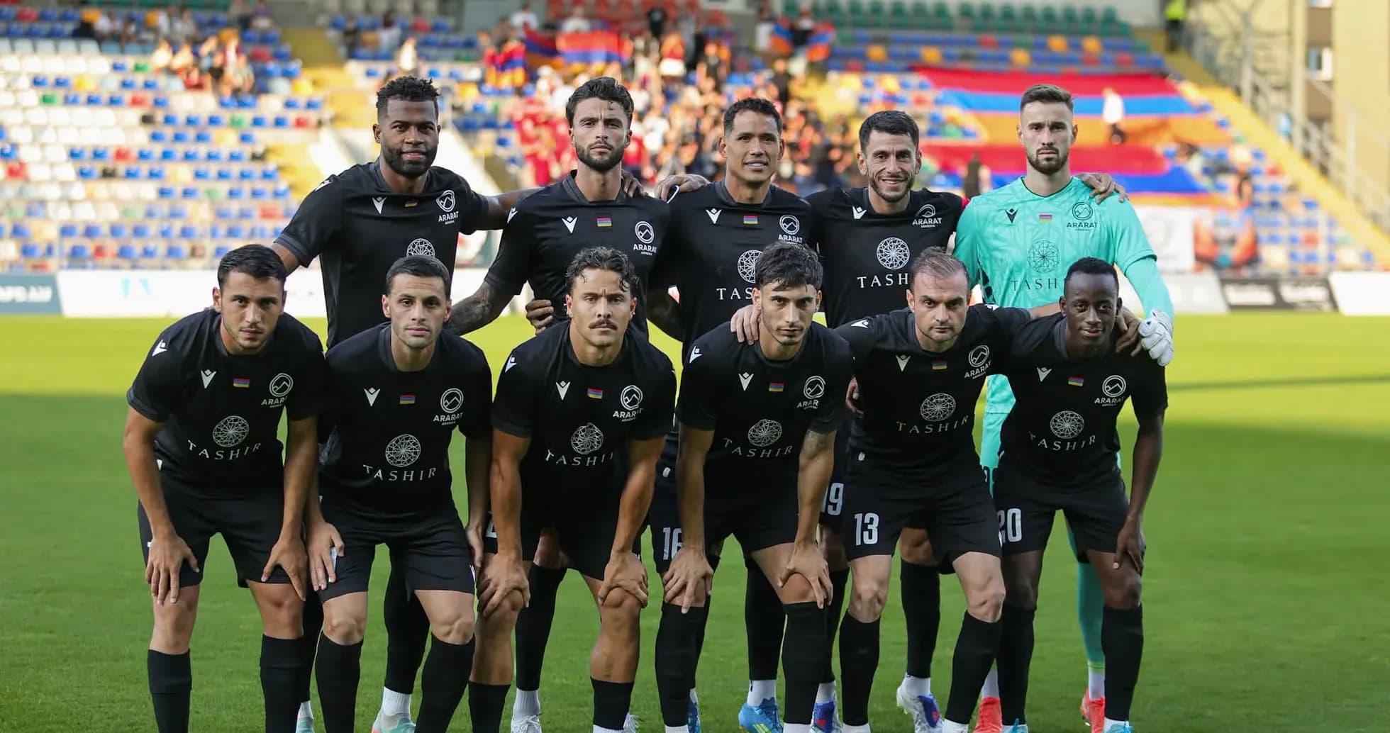 Equipo de Ararat-Armenia en la cancha Equipo de Ararat-Armenia en la cancha