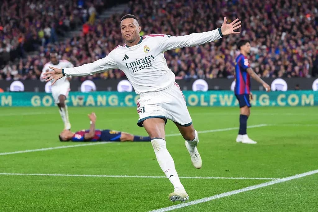Jugador de Real Madrid celebrando un gol en el Camp Nou Jugador de Real Madrid celebrando un gol en el Camp Nou