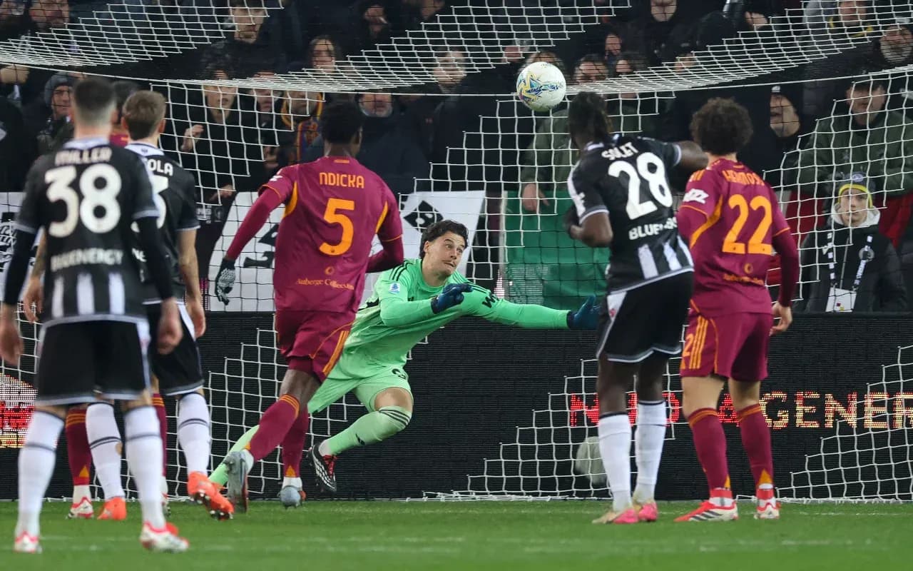 Jugador de AS Roma intentando detener un gol Jugador de AS Roma intentando detener un gol