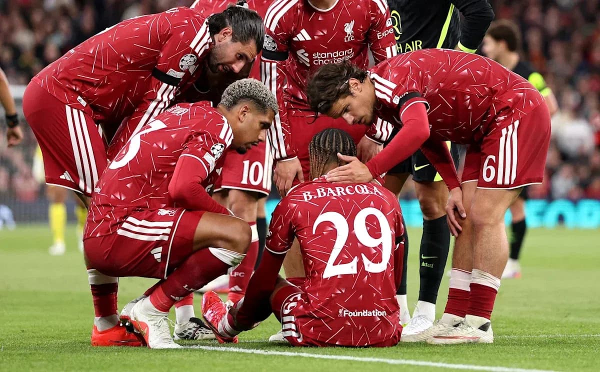 Jugadores de Liverpool consolando a compañero caído Jugadores de Liverpool consolando a compañero caído