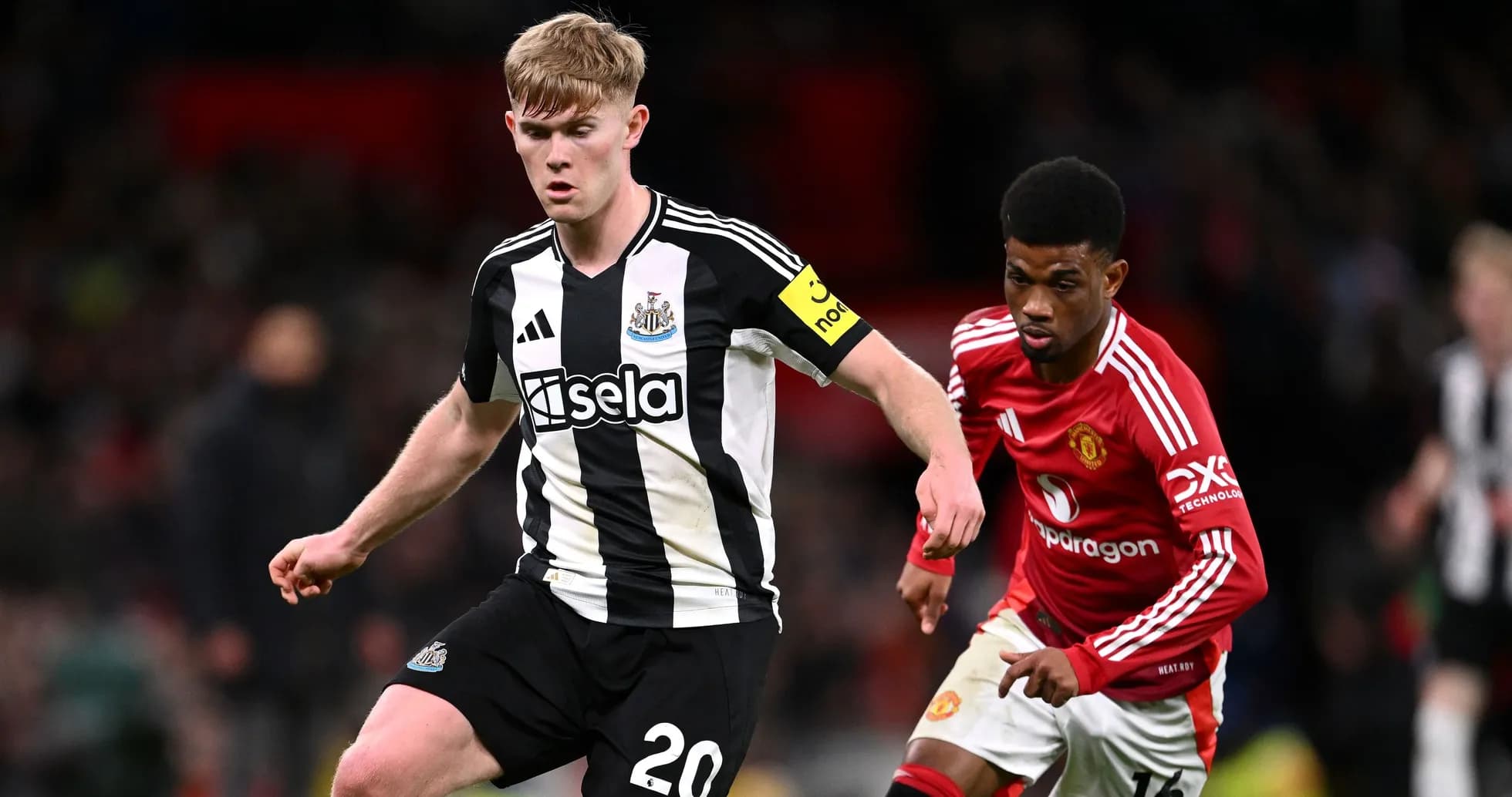Jugadores de Newcastle y Manchester United compitiendo por el balón Jugadores de Newcastle y Manchester United compitiendo por el balón