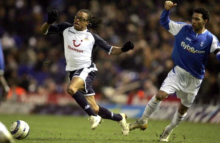 Jugador de Tottenham corriendo con balón, defensor persiguiéndolo Jugador de Tottenham corriendo con balón, defensor persiguiéndolo