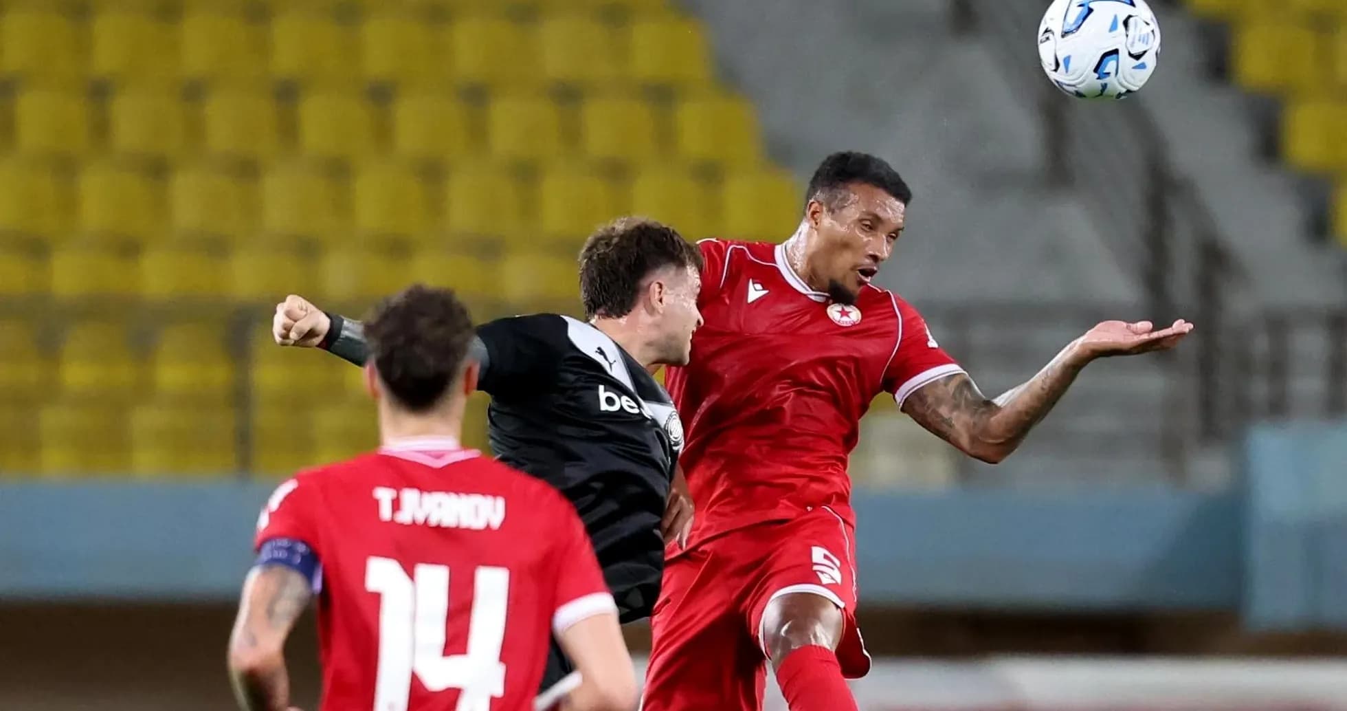 Jugadores de CSKA Sofia en acción durante partido Jugadores de CSKA Sofia en acción durante partido