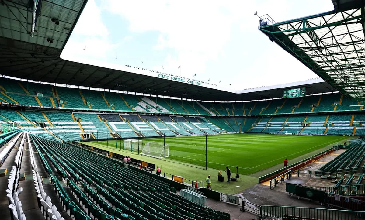 Vista del estadio Celtic Park vacío con campo de fútbol Vista del estadio Celtic Park vacío con campo de fútbol