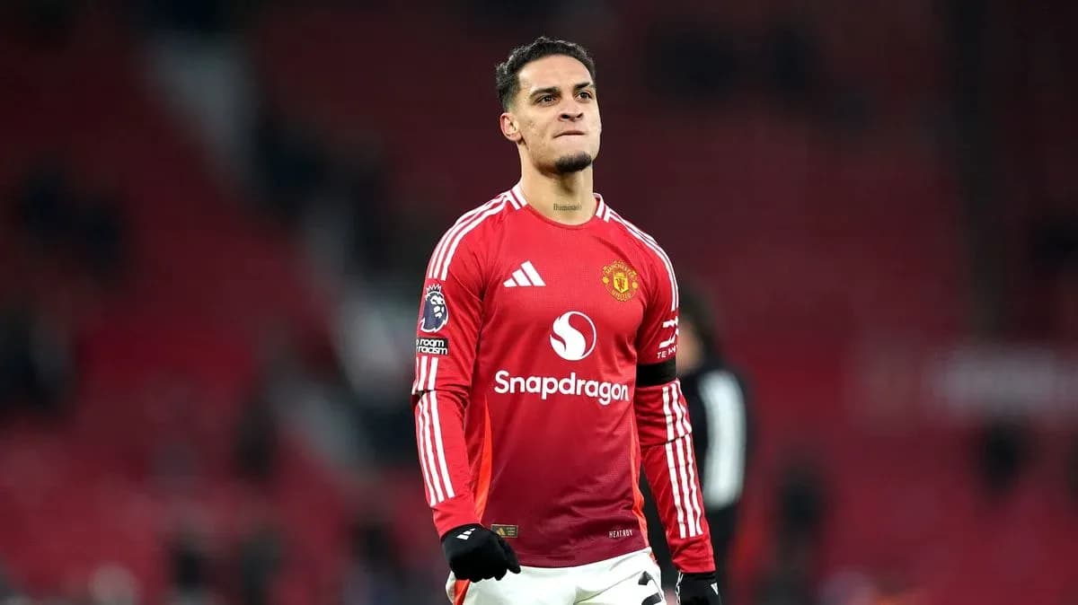 Jugador de Manchester United en camiseta roja en el campo Jugador de Manchester United en camiseta roja en el campo