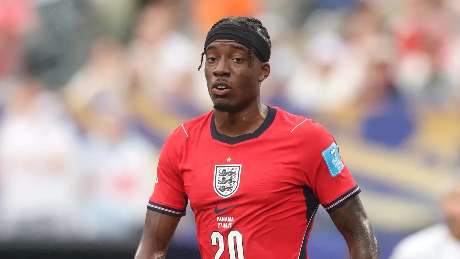 Jugador de Inglaterra en uniforme rojo durante el partido Jugador de Inglaterra en uniforme rojo durante el partido