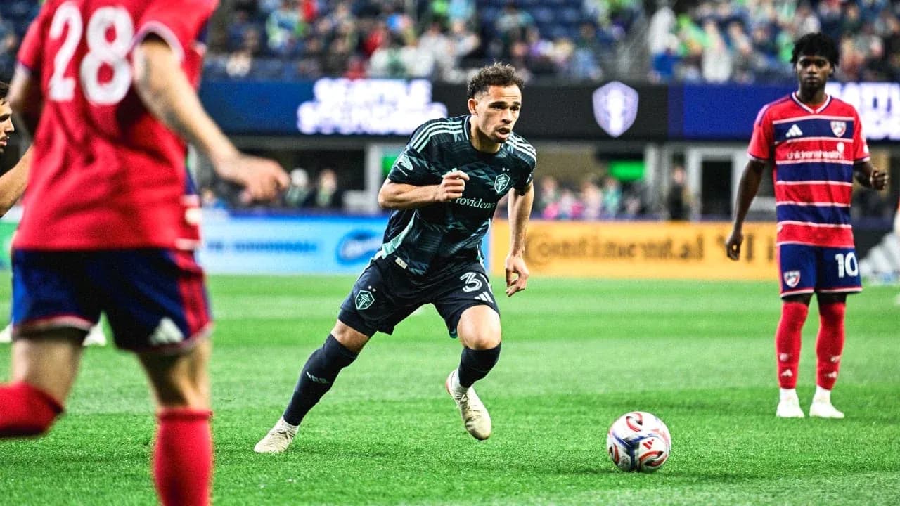 Jugador del Seattle Sounders avanzando con el balón Jugador del Seattle Sounders avanzando con el balón