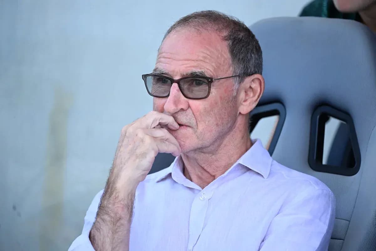 Hombre pensativo sentado en el banquillo del estadio Hombre pensativo sentado en el banquillo del estadio