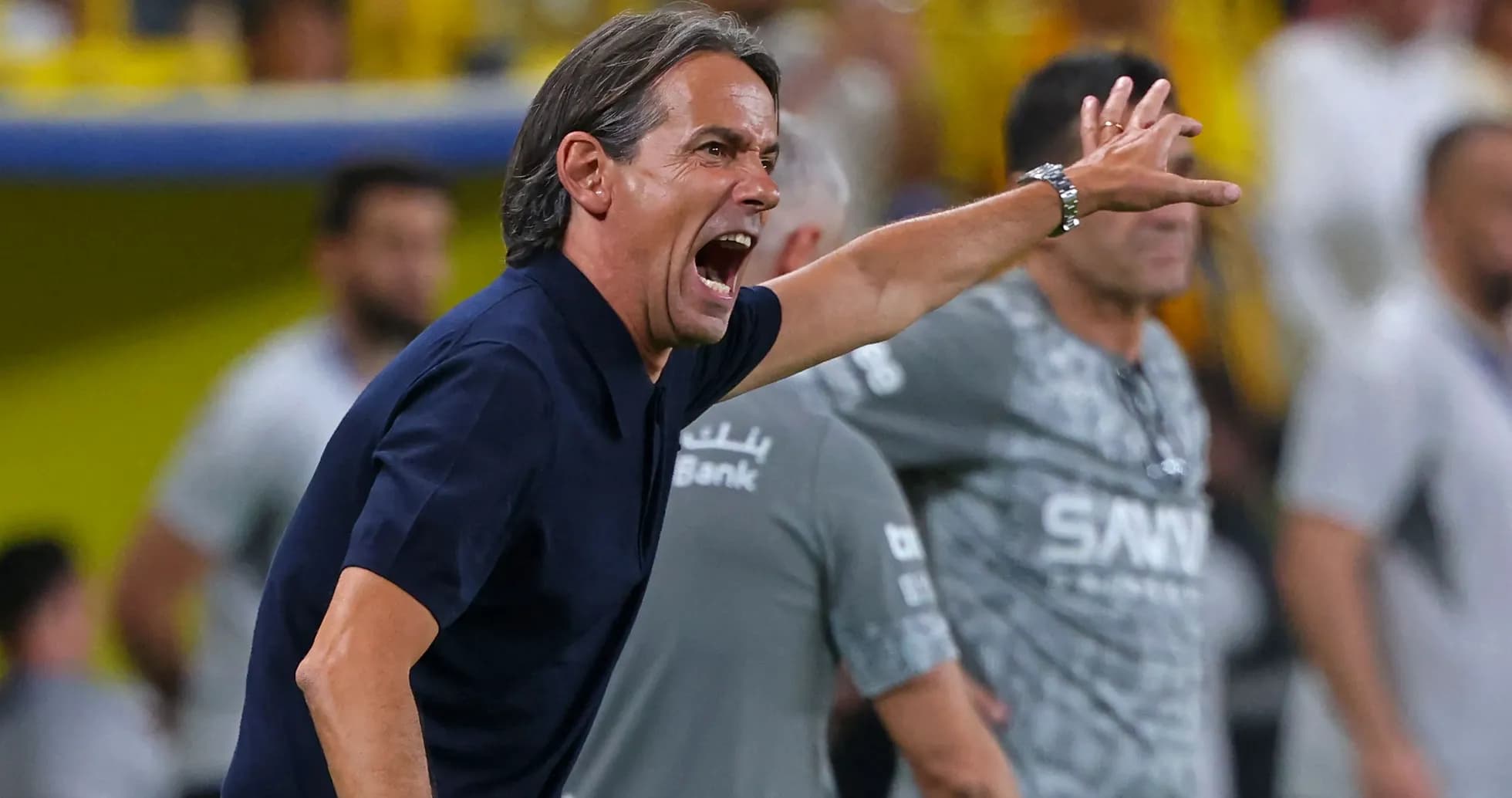 Entrenador dirigiendo a su equipo en el partido Entrenador dirigiendo a su equipo en el partido