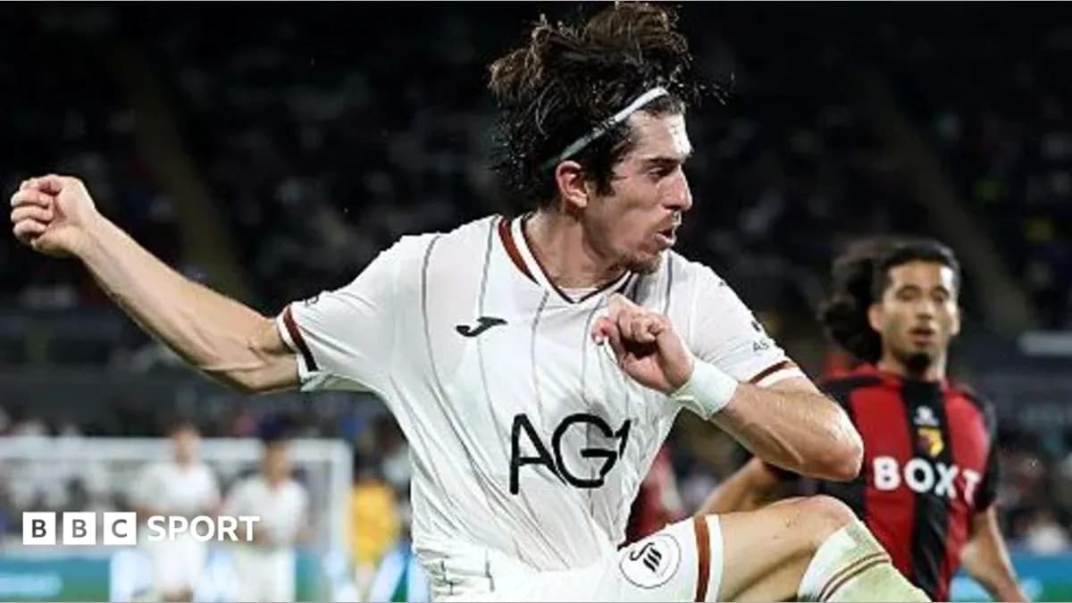 Jugador de fútbol realizando un pase en el partido Jugador de fútbol realizando un pase en el partido