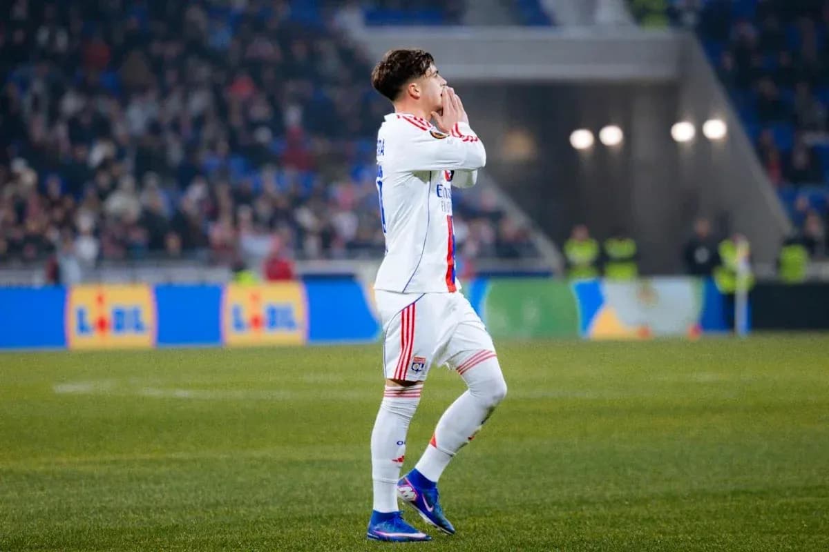 Jugador de Lyon señalando al público en el estadio Jugador de Lyon señalando al público en el estadio