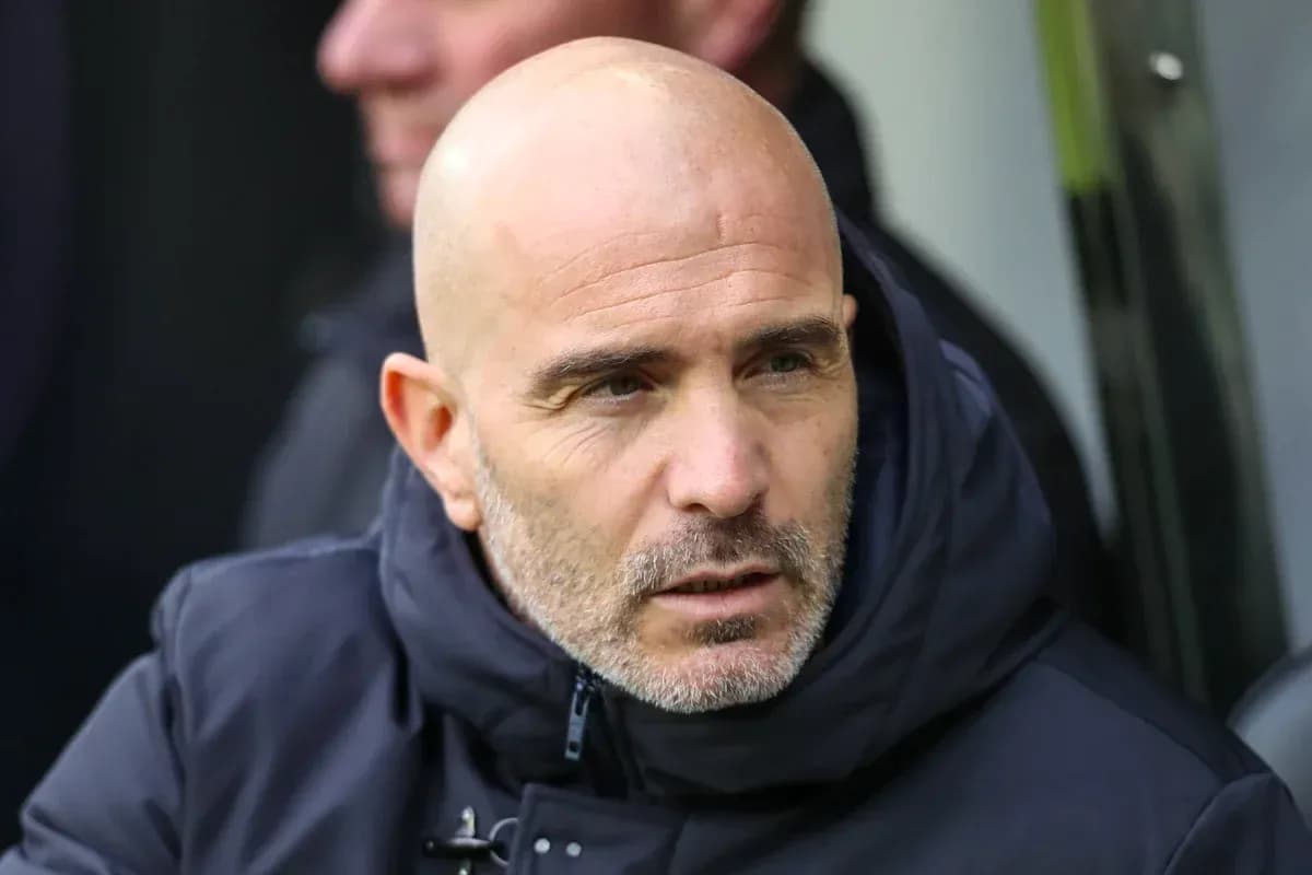 Entrenador sentado en el banquillo durante un partido Entrenador sentado en el banquillo durante un partido