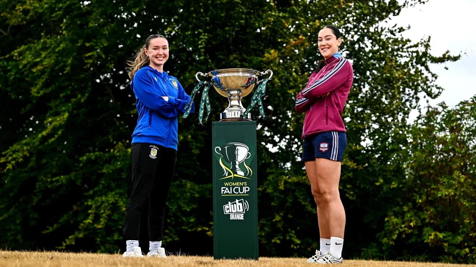 Jugadoras posando con la copa FAI Women’s Cup Jugadoras posando con la copa FAI Women’s Cup