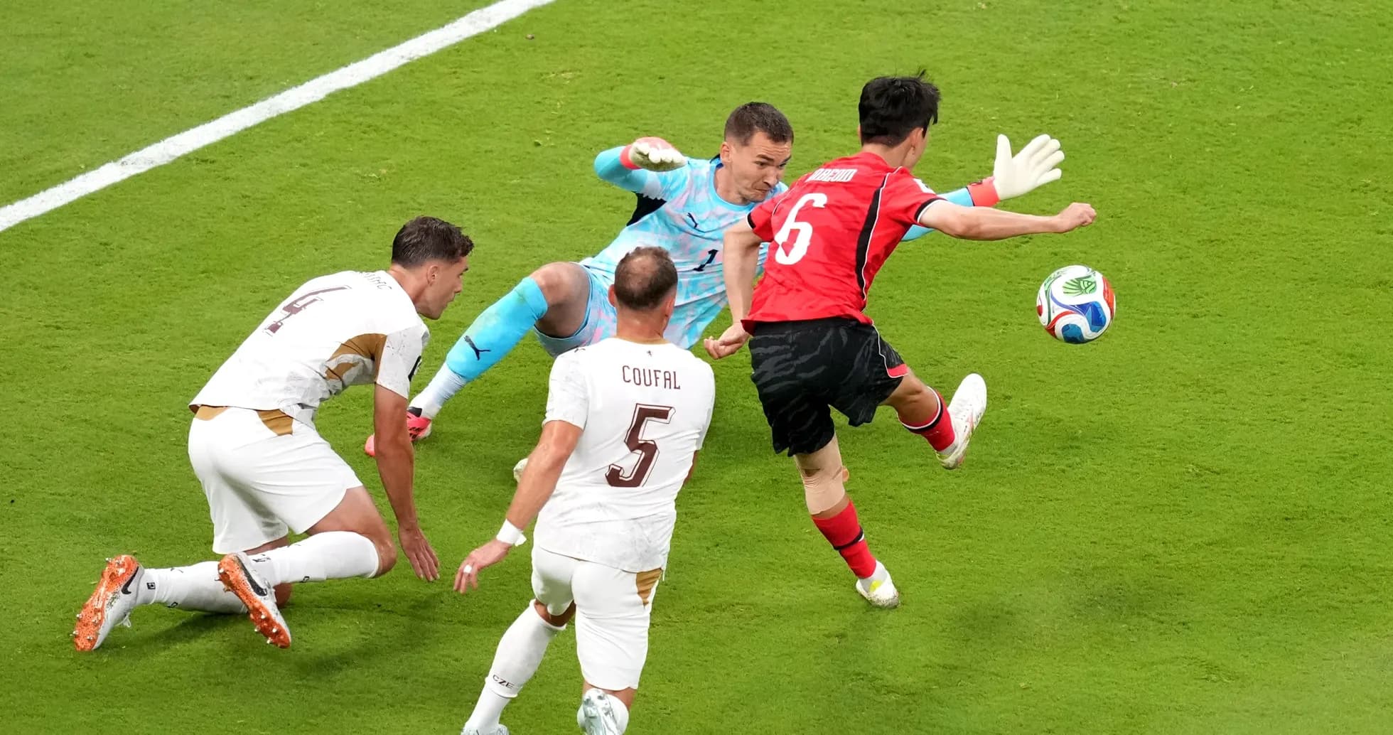 Jugadores de Corea del Sur y República Checa en acción Jugadores de Corea del Sur y República Checa en acción
