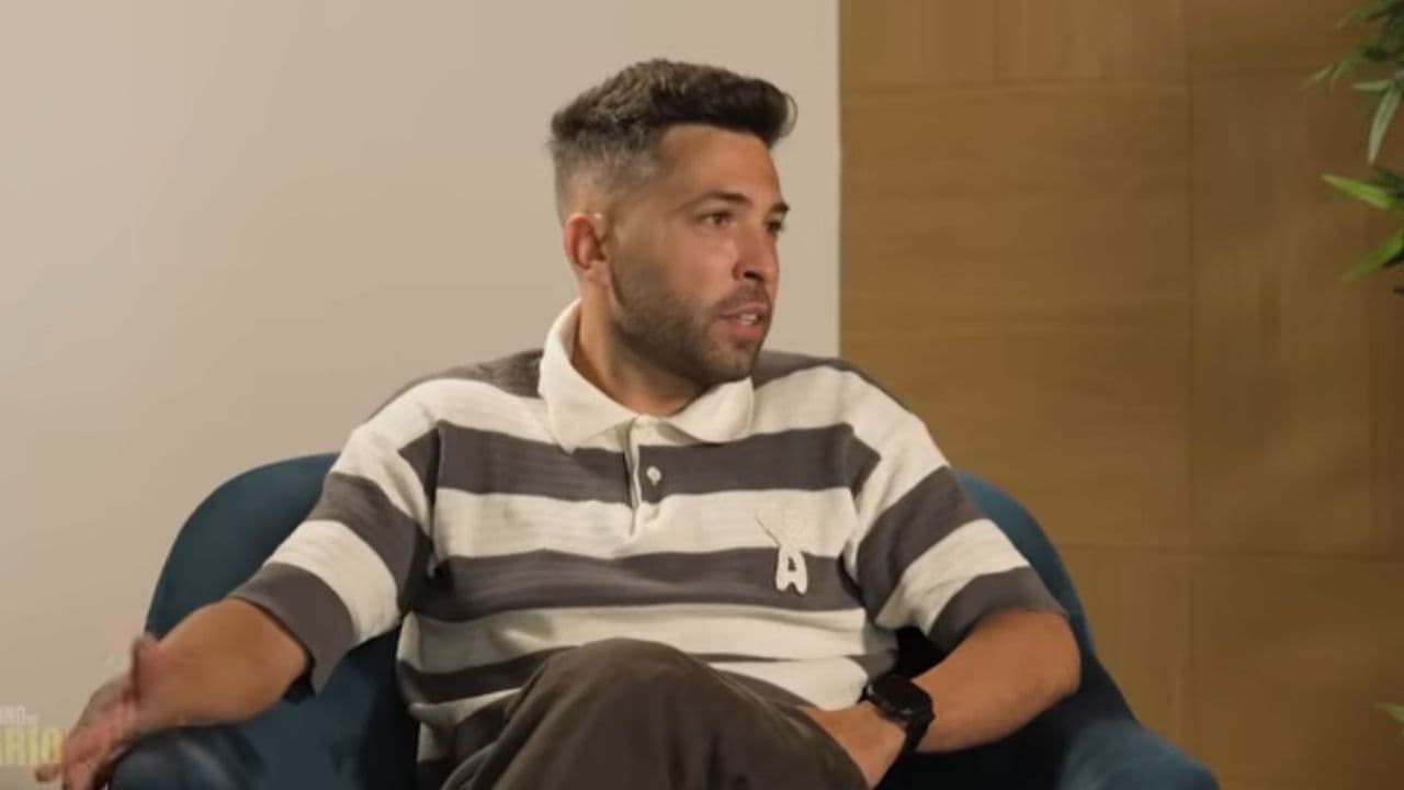 Persona hablando en una entrevista sentada en un sofá Persona hablando en una entrevista sentada en un sofá