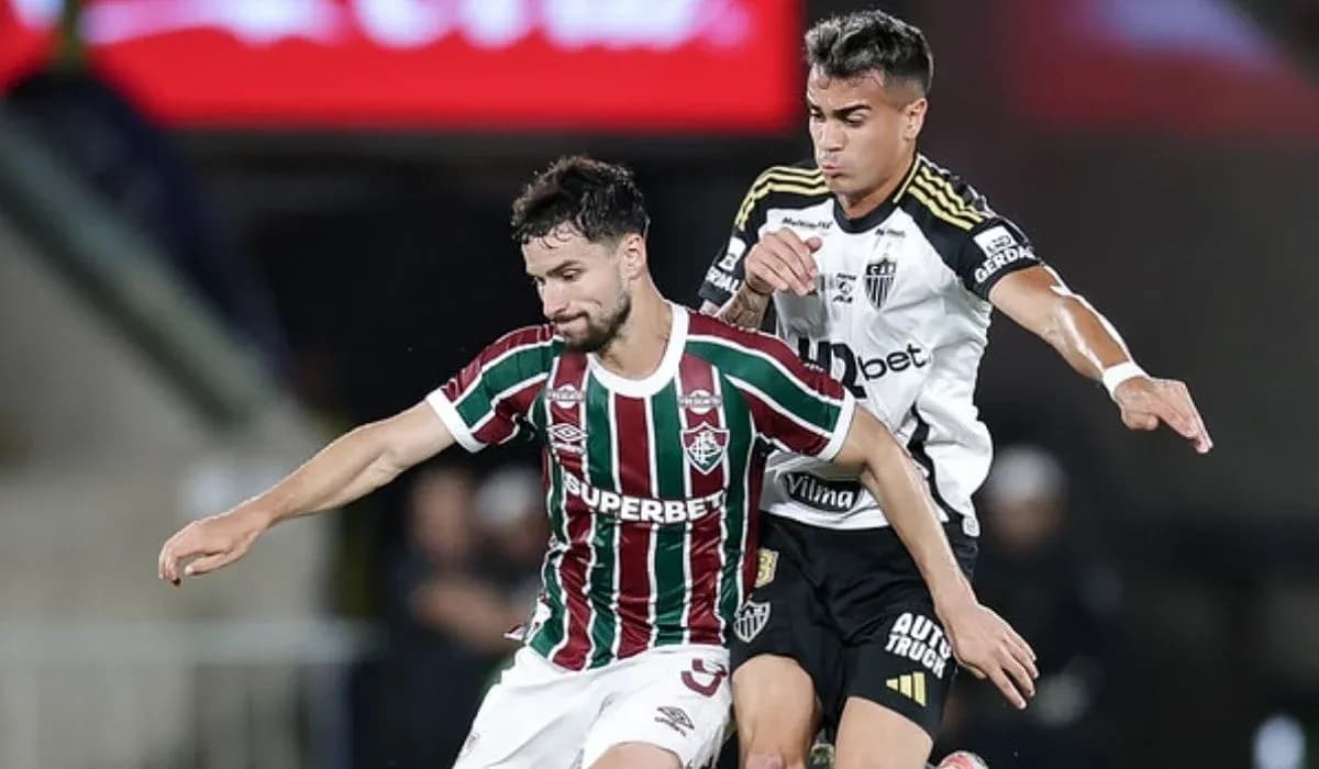 Jugador de Fluminense y Atlético-MG en acción Jugador de Fluminense y Atlético-MG en acción