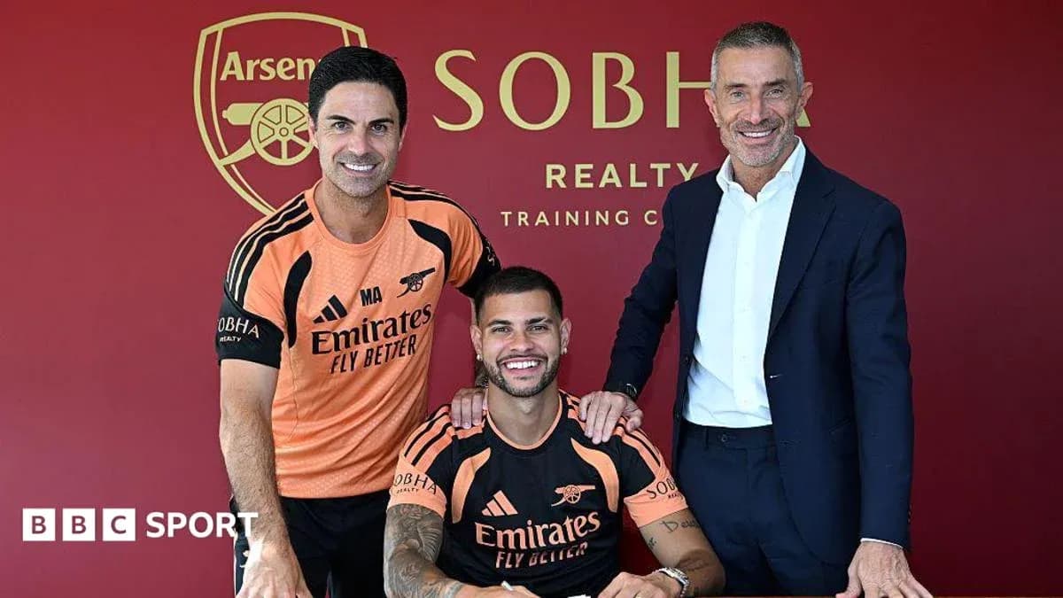 Entrenador y directivos de Arsenal con nuevo jugador Entrenador y directivos de Arsenal con nuevo jugador