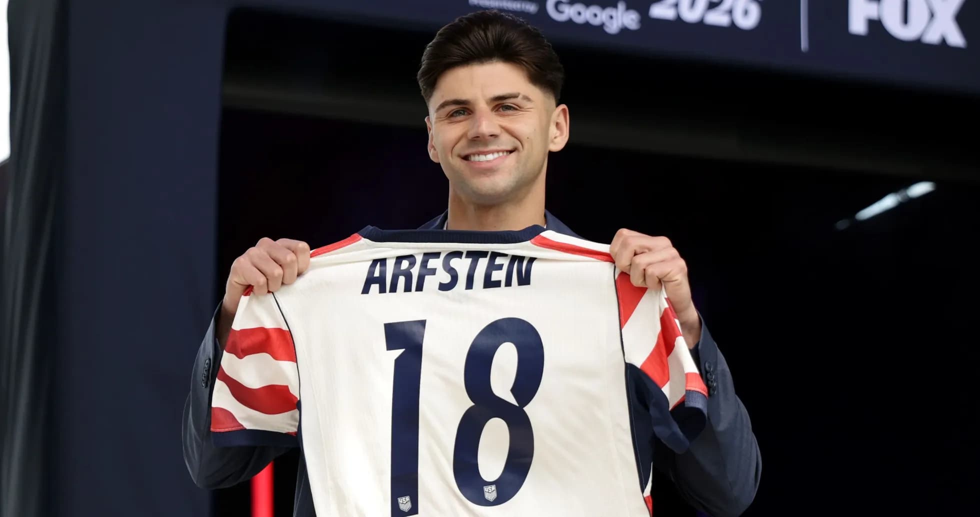 Jugador mostrando camiseta con nombre Arfsten y número 18 Jugador mostrando camiseta con nombre Arfsten y número 18