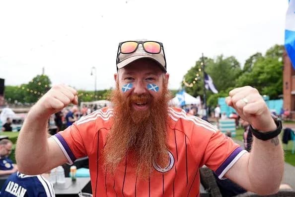 Afanático con barba roja y camiseta animando Afanático con barba roja y camiseta animando