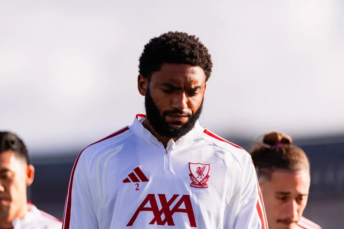 Jugador de Liverpool FC en acción de calentamiento Jugador de Liverpool FC en acción de calentamiento