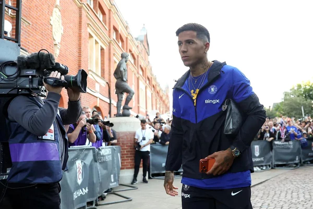 Jugador de Chelsea llegando al estadio rodeado de fotógrafos Jugador de Chelsea llegando al estadio rodeado de fotógrafos