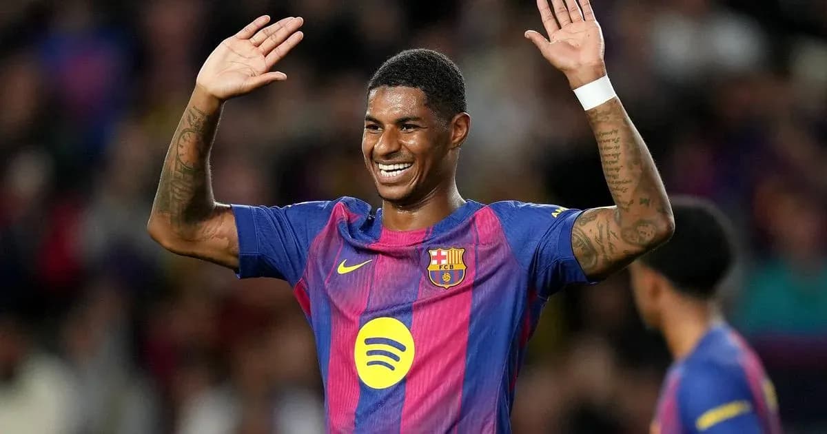 Jugador de Barcelona saludando al público en el campo Jugador de Barcelona saludando al público en el campo