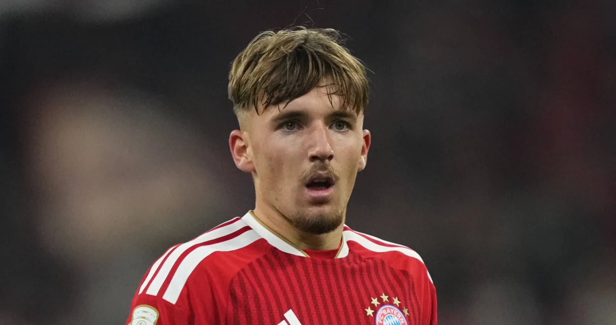 Jugador de Bayern Múnich en acción durante el partido Jugador de Bayern Múnich en acción durante el partido
