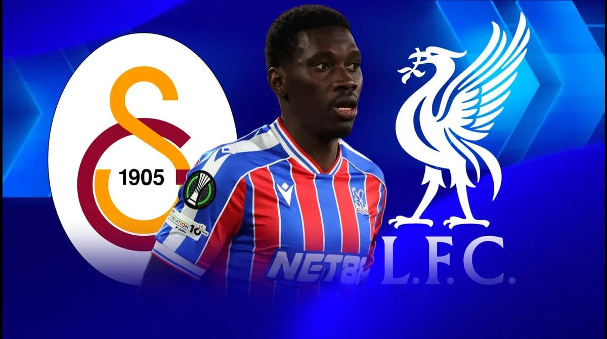 Jugador de fútbol con camisetas de Galatasaray y Liverpool Jugador de fútbol con camisetas de Galatasaray y Liverpool