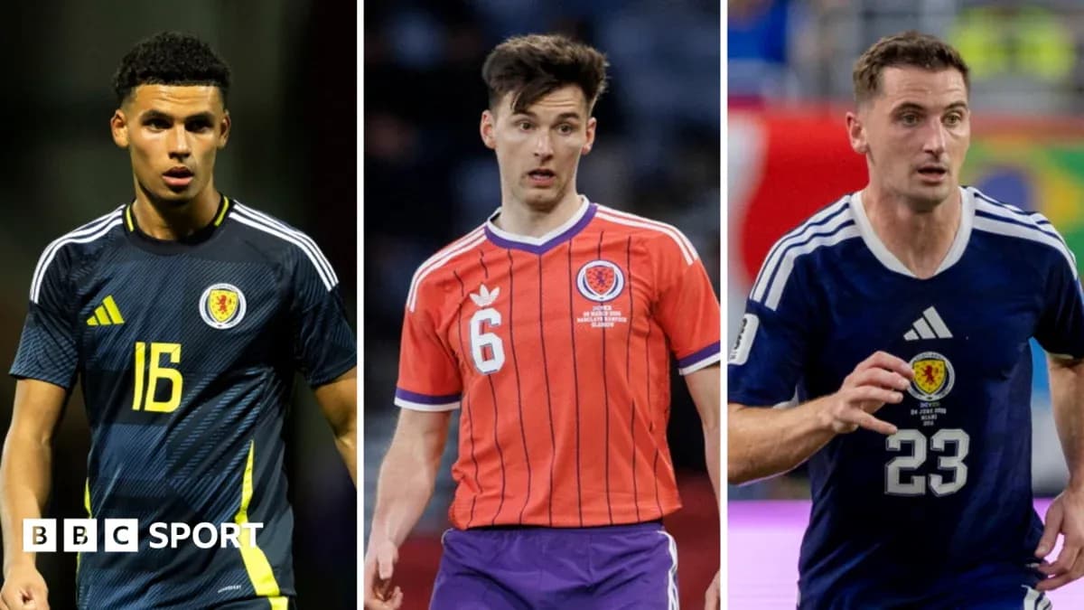 Tres jugadores escoceses en diferentes camisetas de fútbol Tres jugadores escoceses en diferentes camisetas de fútbol