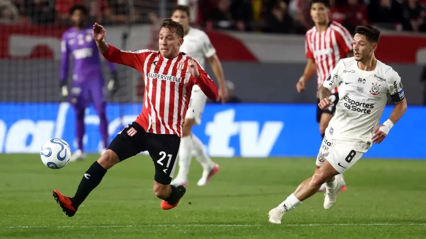 Jugador de Estudiantes L.P. en acción contra Corinthians Jugador de Estudiantes L.P. en acción contra Corinthians