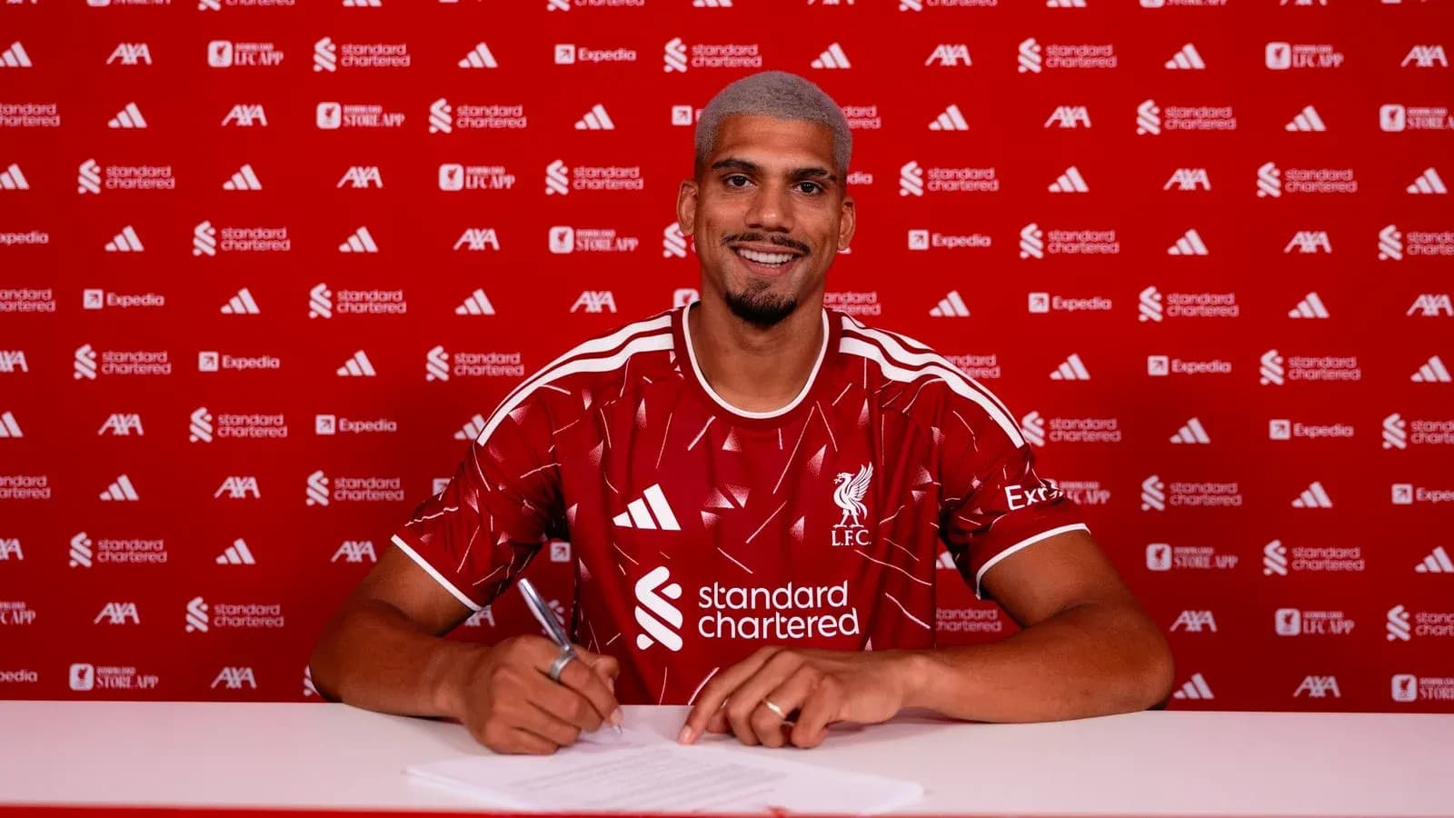 Jugador firmando contrato con Liverpool en conferencia Jugador firmando contrato con Liverpool en conferencia