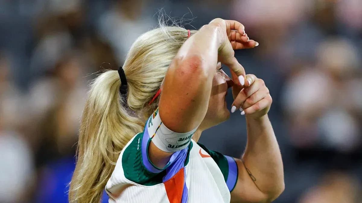 Jugadora de tenis ajustando su cinta en la frente Jugadora de tenis ajustando su cinta en la frente