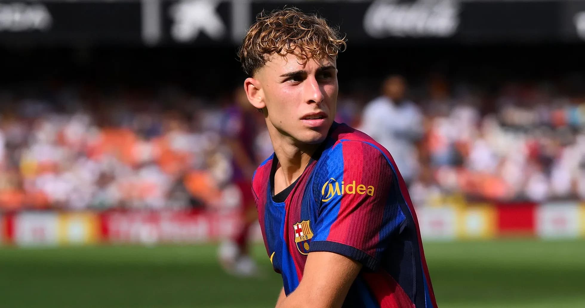 Jugador de Barcelona en el campo durante un partido Jugador de Barcelona en el campo durante un partido