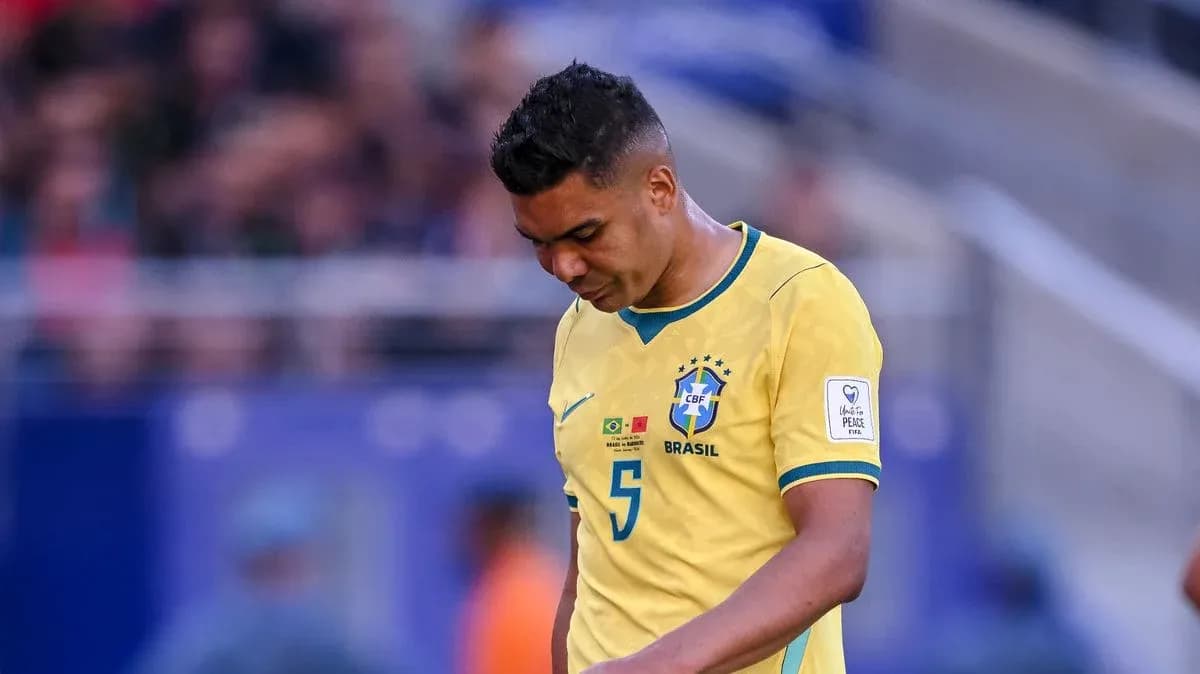 Jugador de Brasil caminando con la cabeza baja Jugador de Brasil caminando con la cabeza baja