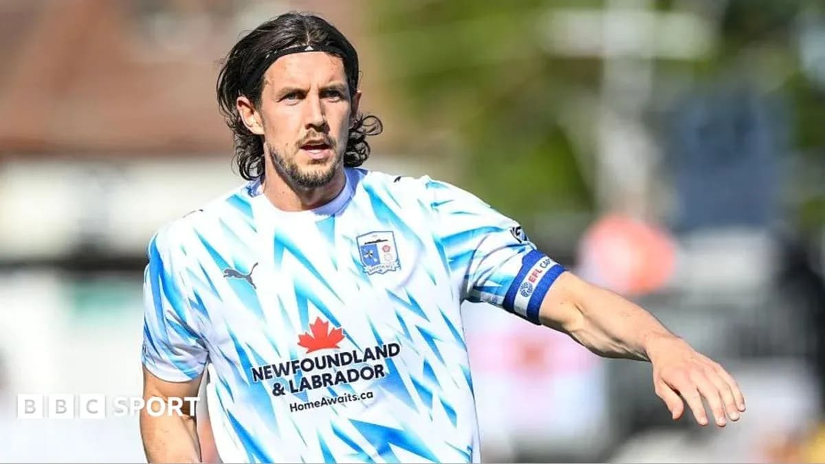 Jugador corriendo con camiseta de su equipo Jugador corriendo con camiseta de su equipo