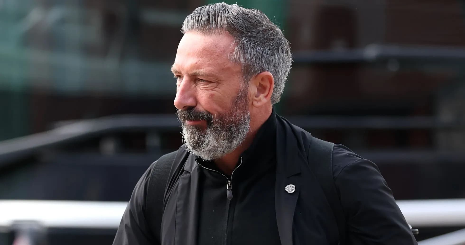 Hombre con barba caminando hacia la cámara Hombre con barba caminando hacia la cámara